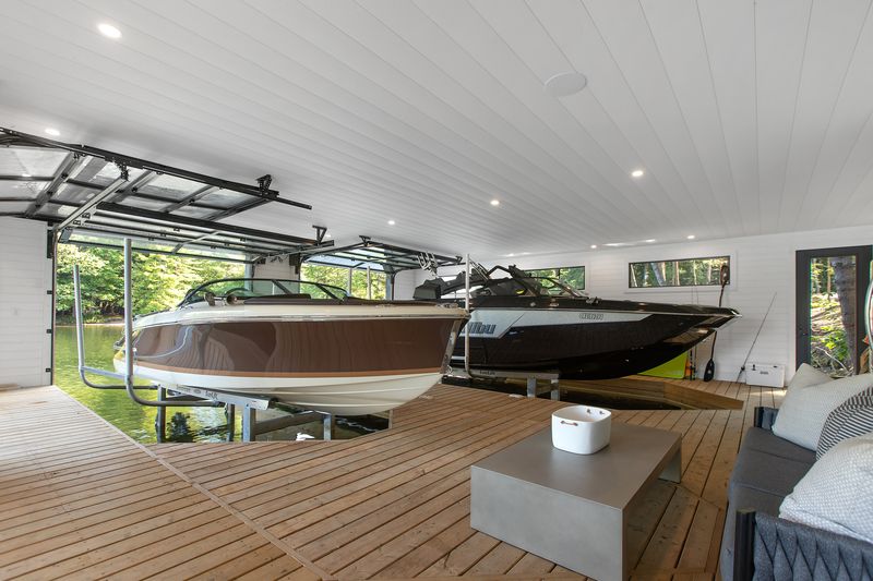 SunLift X hydraulic boat lift installation